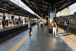 駅のホームの様子