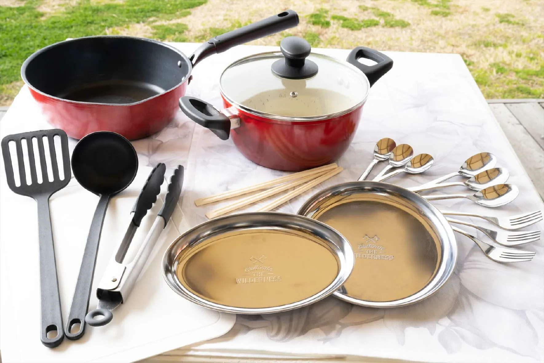 グランピングBBQで使える調理器具・カトラリー一式（鍋・フライパン・トング・皿・カトラリー）